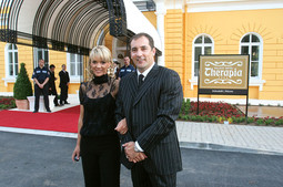 IGOR ŠTIMAC sa suprugom Suzanom ispred hotela Therapia u Crikvenici za čiju je kupnju i obnovu uložio 20 mil. eura