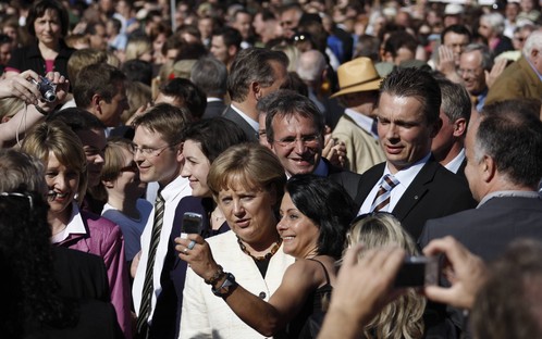Angela Merkel i razdragani obožavatelji; foto: Reuters
