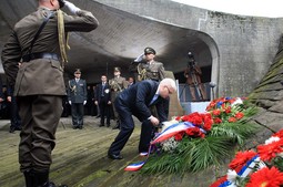 Predsjednik Ivo Josipović
polaže vijenac na jasenovačkoj komemoraciji