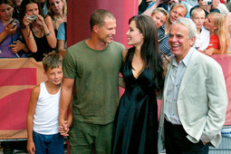 NAJPOZNATIJI NJEMAČKI GLUMAC s Angelinom Jolie, s kojom je glumio u  filmu 'Tomb Raider 2', i svojim sinom Valentinom 