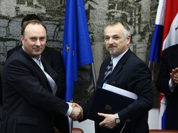 DAMIR POLANČEC
I ZSOLT HERNÁDI
Bivši potpredsjednik Vlade i glavni izvršni direktor MOL-a na potpisivanju izmjene i dopune dioničkog
ugovora te ugovora o plinskoj djelatnosti u siječnju