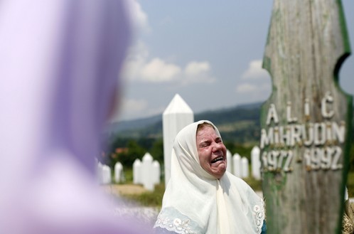 Alić Mina kraj groba svoga sina Mihrudina u selu Memici, 30 km udaljenom od Zvornika (Reuters)