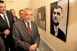 Predsjednik Uprave NCl Media Grupe Boško Matković i predsjednik Republike Stipe Mesić pored svog portreta