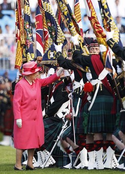 Čvrsta tradicija - škotski gardisti pozdravljaju
kraljicu Elizabetu II.