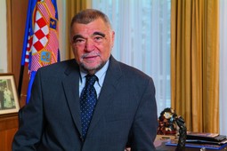 STJEPAN MESIĆ bio je u Crnoj Gori prošlog tjedna, ali je izbjegao susret s crnogorskim premijerom Milom Đukanovićem