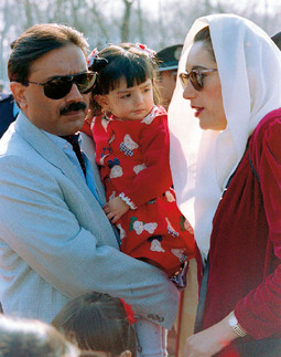 SUPRUG BENAZIR BHUTTO, Asif Ali Zardari, koji na snimci drži kćer Aseefu, bio je na udaru mnogih optužbi za korupciju i pranje novca