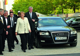 ANGELA MERKEL Njemačka kancelarka na
proslavu 100. godišnjice
Audija došla je u društvu
Horsta Seehofera,
premijera Bavarske