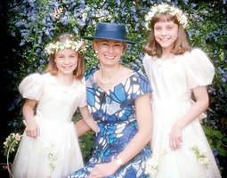 PRVO VJENČANJE buduće princeze: Kate (na
gornjoj slici desno) i Pippa početkom 90-ih kao
djeveruše na jednom vjenčanju s majkom Carole
