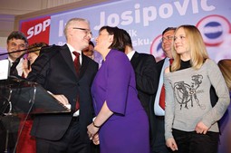 NOĆ SLAVLJA Ivo Josipović proslavio je izborni trijumf sa
suprugom Tatjanom i kćeri Lanom, s kojima se inače iznimno rijetko pojavljuje u javnosti jer svoj privatni život drži u diskreciji