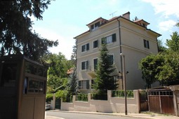Kućica ispred Sanaderove vile (lijevo) maknuta je tijekom današnjeg dana; Autor:
Davor Višnjić/PIXSELL