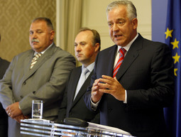 Premijer Sanader s ključnim ministrima kada je riječ o pregovorima s MOL-om Polančecom i Šukerom