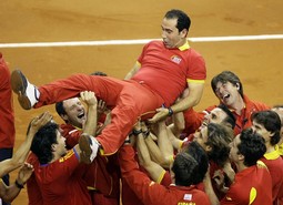 Španjolski izbornik Albert Costa na rukama svojih igrača