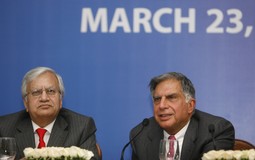 PREDSJEDNIK grupacije
Ratan Tata s direktorom Tata
Motorsa Ravijem Kantom, na
press konferenciji prilikom
predstavljanja Tata Nane