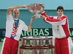 MARIO ANČIĆ I IVAN LJUBIČIĆ s osvojenim
Davis Cupom nakon pobjede nad Slovačkom
u Bratislavi 2005. godine