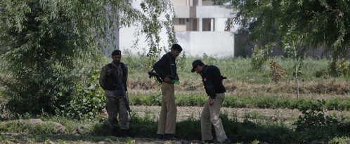 Pakistanski vojnici i policajci pregledavaju okolno područje objekta (u pozadini) za koji se vjeruje da se u njemu skrivao Osama bin Laden (Reuters)