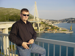 Nakon završene više a potom i visoke geodetske škole u Varaždinu, Kirin se 1995. vratio u rodnu Viroviticu gdje je nastavio raditi kao redar u lokalnom diskoklubu Vanadisu.