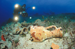 U šest epizoda prikazat će se najpoznatije brodske olupine od antike do Drugog svjetskog rata; na fotografiji je nalaz antičkih amfora u Jadranskom moru