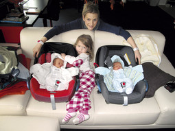 Ponosna mama Lana Zrnić s kćeri Tonjom i novorođenim blizancima Vitom i Bornom
