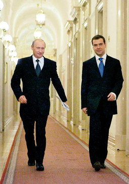 VLADIMIR PUTIN u društvu s Dmitrijem Medvjedevom, svojim bliskim suradnikom kojem je namijenio funkciju predsjednika Rusije nakon isteka svog drugog mandata na toj funkciji