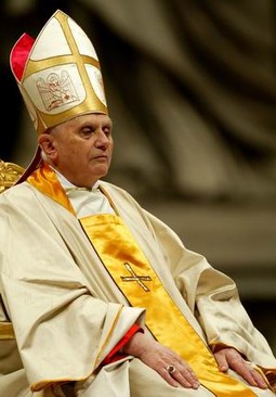 Ratzinger je u ovom trenutku jedini kardinal koji utjecajem i ugledom može parirati Sodanu, koji je kao i on konzervativac, ali s nešto drukčijim stavovima o tome kako postupiti pri izboru novog pape