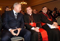 KARDINAL PRIJATELJ
Josip Bozanić - na
slici s kardinalom
Vinkom Puljićem i
Sanaderom - raspitivao
se kod državnog vrha o
utemeljenosti optužnica
protiv bivšega premijera