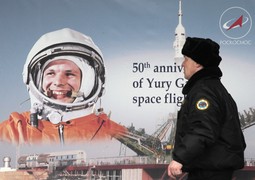 Plakat s Gagarinovim likom, koji poziva na proslavu Dana avijacije i kozmonautike
 