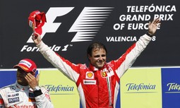 Iako je pobijedio u pet utrka prošle sezone, Felipe Massa (desno) nije uspio osvojiti naslov prvaka Formule 1. Sa samo jednim bodom razlike prvak je postao Lewis Hamilton (lijevo)