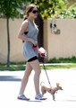 Hilary Duff ne brine o izgledu kada šeće sa svojim malim psom (klikni i povećaj!) 