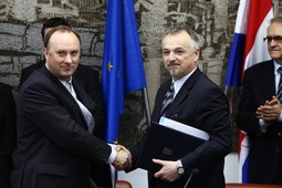 Damir Polančec i Zsolt Hernandi prilikom potpisivanja ugovora između Vlade i MOL-a o upravljanju Inom