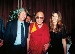 RICHARD GERE 1993. s tibetanskim duhovnim vođom Dalaj Lamom i svojom tadašnjom suprugom Cindy Crawford