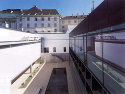 Beč Modernizacija i reanimacija svjetski poznate grafičke zbirke nalazi se u neposrednoj blizini bečke Opere i hotela Sacher. Interpolacija predstavlja jedan od najinteligentnijih suvremenih muzeoloških dosega.