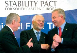 Ivo Sanader s rumunjskim premijerom Popescuom i koordinatorom Pakta o stabilnosti Busekom na sastanku CEFTA-e u Bukureštu u travnju 2006.