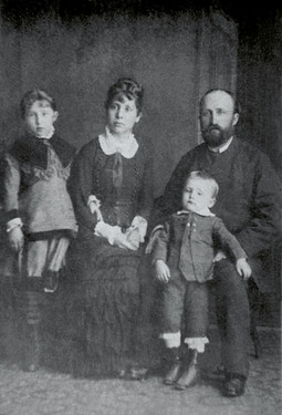 OBITELJ RAŠKAJ – sestra Paula, majka Olga, brat Juraj i otac Vjekoslav, snimljeni u rodnom Ozlju