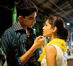 GLAVNE JUNAKE filma, zaljubljene Jamala i Latiku, glume Dev Patel i Freida Pinto