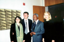 TADAŠNJI GLAVNI TAJNIK Ujedinjenih naroda Kofi Anan u razgovoru s Ivanom i Dubravkom Šimonović u zgradi Ujedinjenih naroda na East Riveru