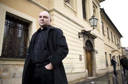 MARKO RAKAR Vlasnik sajta pollitika.com i bloga mrak.org bio je uhićen u travnju pod
sumnjom da je objavio registar branitelja