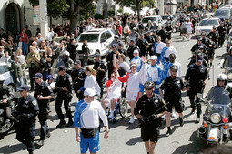 SAN FRANCISCO - AMERIČKI POLICAJCI bili su prisiljeni povorku prebaciti na drugi kraj grada od