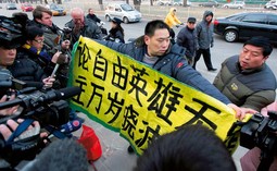 PROSVJED ZA XIABOA Na transparentu piše:
'Junak slobode Liu nije
kriv. Živjela demokracija'