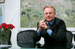 Zvonko Biljecki diplomirao je na Geodetskom fakultetu u Zagrebu a doktorirao u Beču; od 1989. do povratka u Hrvatsku 1997. bio je direktor švicarske tvrtke Geofoto S.A.