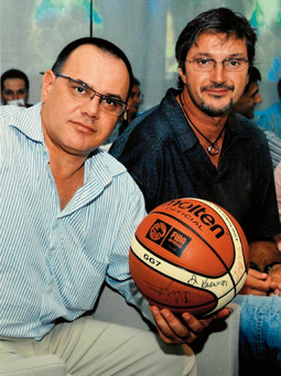 Sa službenom loptom s OI u Barceloni 1992., koja ima potpise svih igrača i trenera