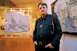 Hrvoje Šercar u Društvu HLU-a ispred svoje slike na koži nazvane 'Golubica sv. Stjepana i riba sv. Jakova' iz 1986.
