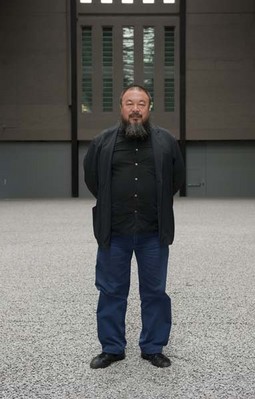 Ai Weiwei stoji na porculanskim sjemenkama posutim po podu Tate Moderna u Londonu