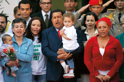 PROSLAVA U CARACASU Oslobođene političarke Consuelo González (lijevo) i Clara Rojas (druga zdesna) s predsjednikom Chávezom, koji u naručju drži Julianu, unuku Consuelo González