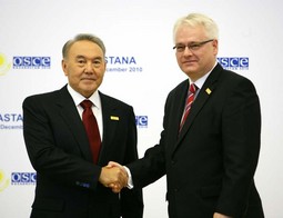 ČVRST STISAK Hrvatski predsjednik
Ivo Josipović rukovao
se s kazahstanskim
predsjednikom
Nursultanom
Nazarbajevom na
summitu OESS-a