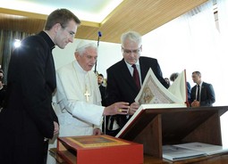 Papa Benedikt XVI.
darovao je predsjedniku
Ivi Josipoviću reprint
kodeksa sakralne glazbe
iz vatikanske biblioteke