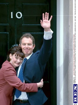 TONY BLAIR sa suprugom Cherie ispred zgrade u Downing Streetu nakon izborne pobjede u svibnju
1997., kad je, za razliku od danas, bio jedan od najomiljenijih britanskih političara