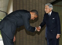 Sporni naklon Baracka Obame (Foto: Reuters)