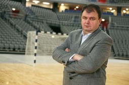 ZORAN GOBAC, šef rukometnog kluba
Zagreb, očekuje od Zagrebačkog športskog saveza 5,2 mil. kuna i 4,3 mil. iz poticaja za vrhunski sport i neće dopustiti da mu Mamić preotme novac