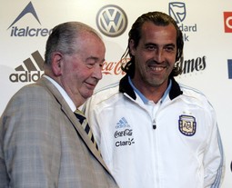 Sergio Batista (desno) u društvu predsjednika argentinskog nogometnog saveza Julia Grondone (Foto: Reuters)