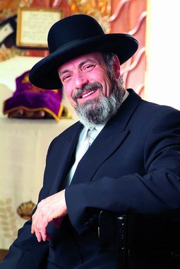 Prije nego što je postao rabin, Alonie se bavio ugostiteljskim biznisom u Španjolskoj i SAD-u; uragan koji mu je uništio imovinu doživio je kao znak od Boga i odlučio se školovati za rabina